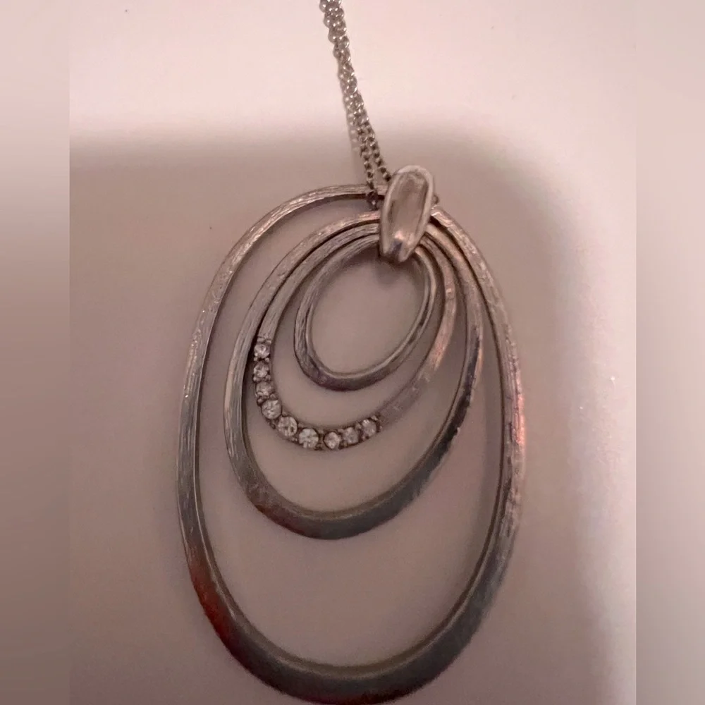 2 necklaces/costume jewelry , oval shaped